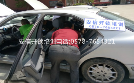 汽车配钥匙匹配培训：检查仪表灯